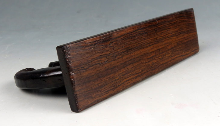 雞翅木精工細(xì)作，大蝙蝠筆架