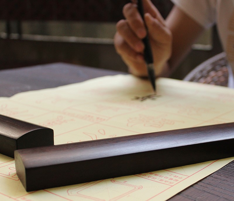 一尺鎮(zhèn)紙，翰墨飄香