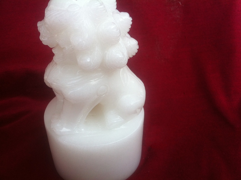 天然白玉，精雕玉獅