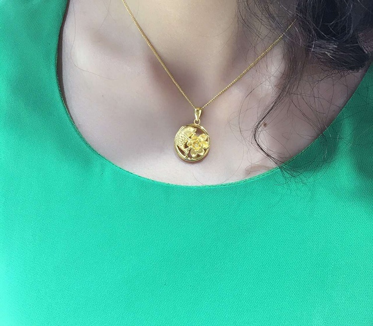 年年有余，鯉魚抱蓮花吊墜