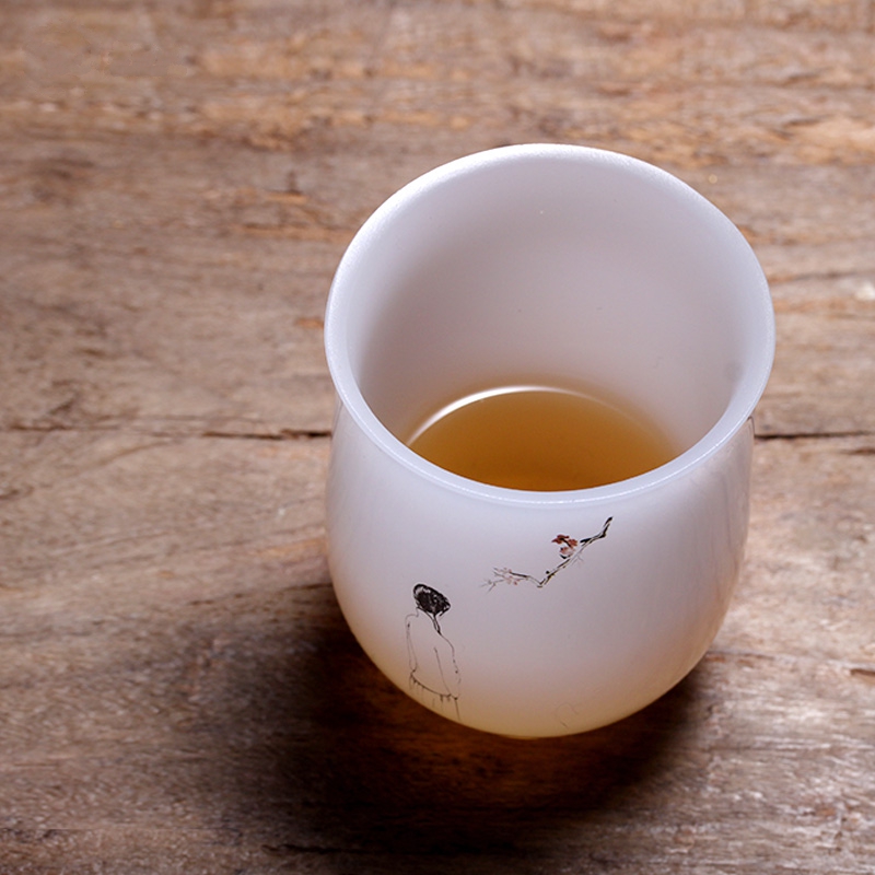品茶聞香，白玉琉璃杯