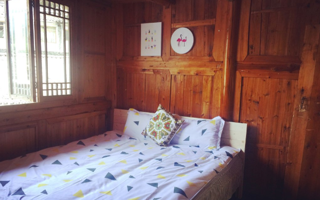 西江槿亦的花間墨谷青年旅舍