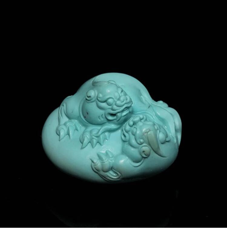 原礦綠松石雕件掛墜：雙獸爭(zhēng)輝