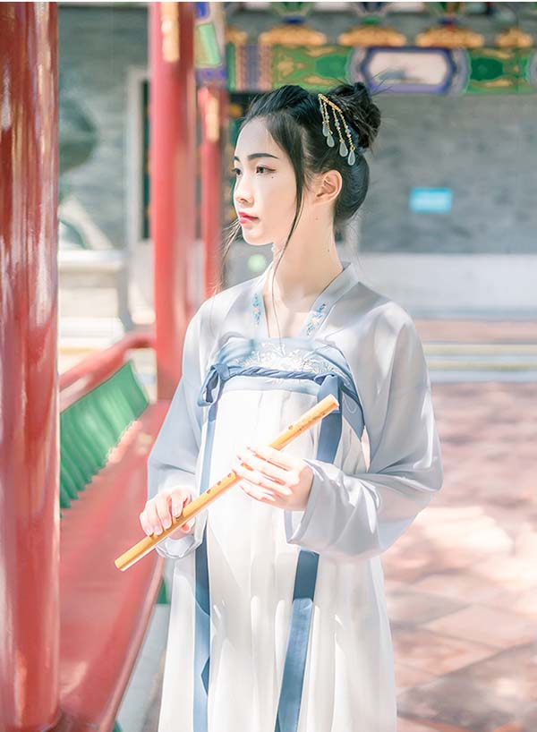 白藍淡雅唐制高腰繡花齊胸襦裙