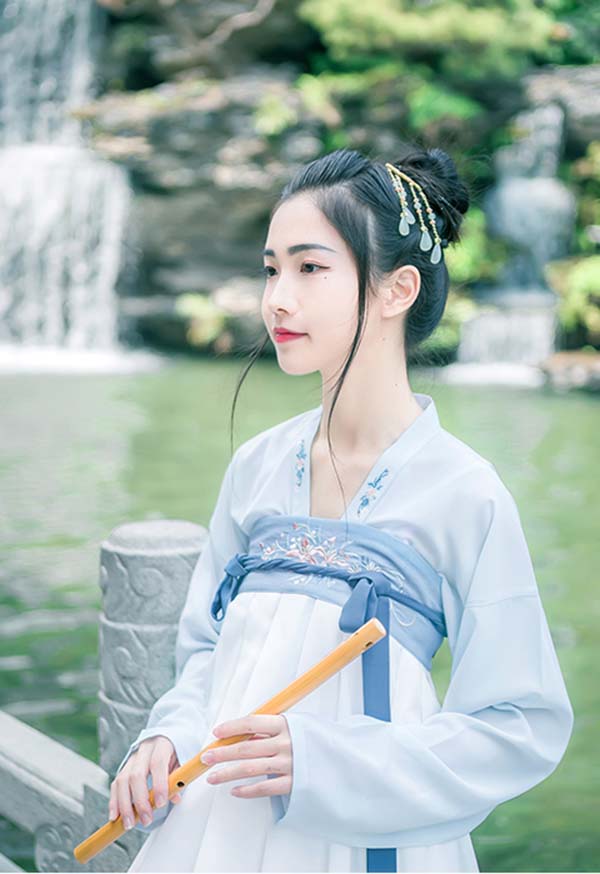 白藍淡雅唐制高腰繡花齊胸襦裙