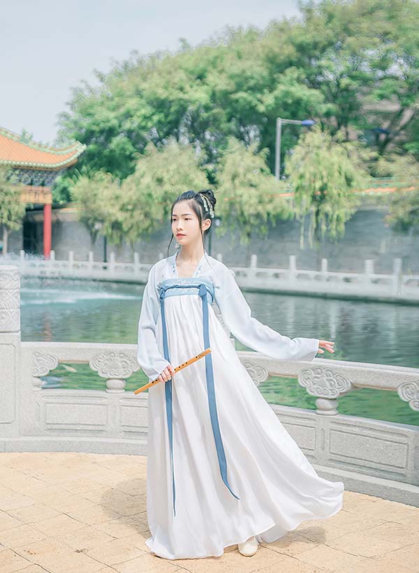 白藍淡雅唐制高腰繡花齊胸襦裙