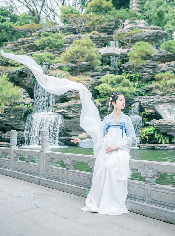 白藍淡雅唐制高腰繡花齊胸襦裙