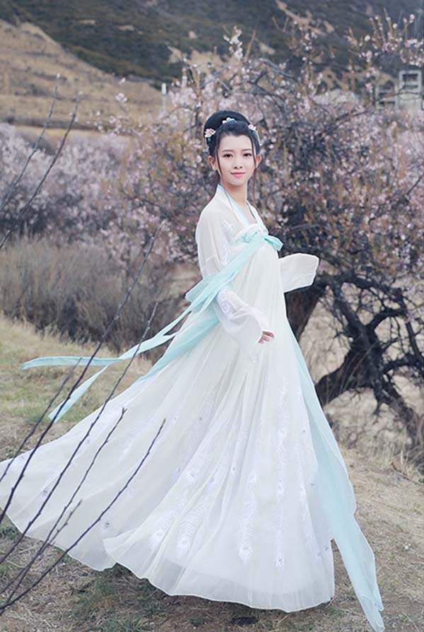 大擺繡花齊胸襦裙，漢服