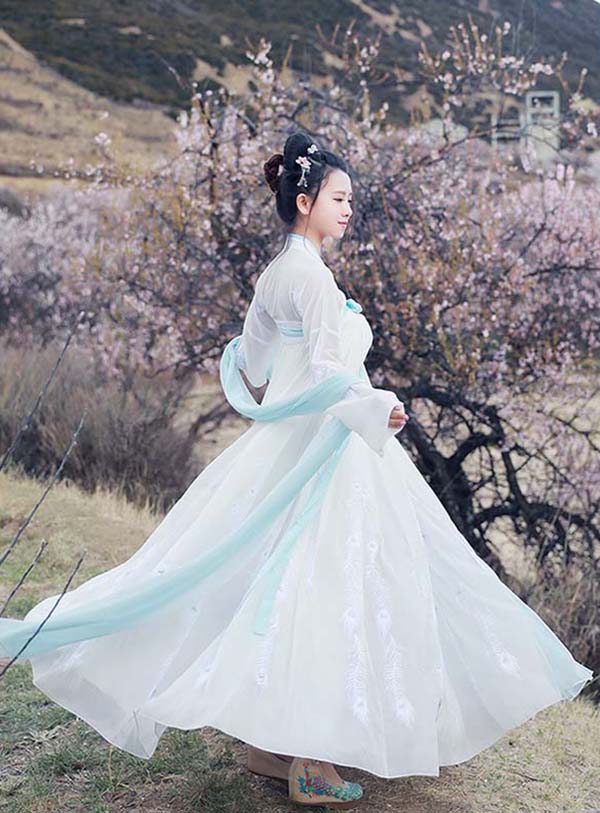 大擺繡花齊胸襦裙，漢服