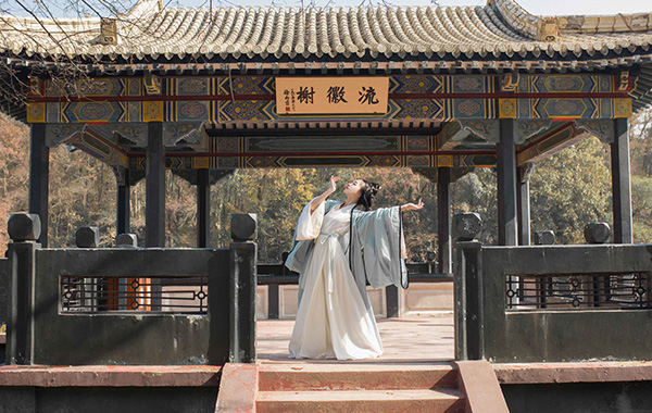 齊腰漢服 白藍淺交領(lǐng)大袖衫