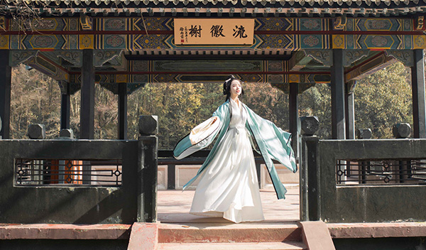 齊腰漢服 白藍淺交領(lǐng)大袖衫