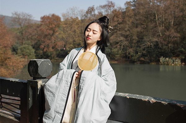 齊腰漢服 白藍淺交領(lǐng)大袖衫