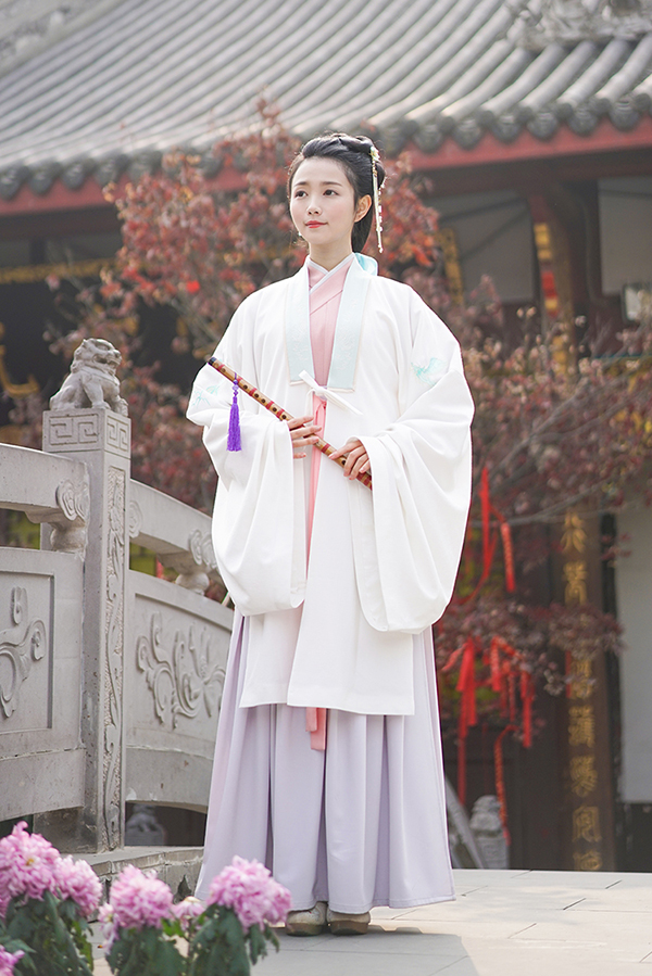 漢服  交領(lǐng)襦裙繡花長(zhǎng)褙子