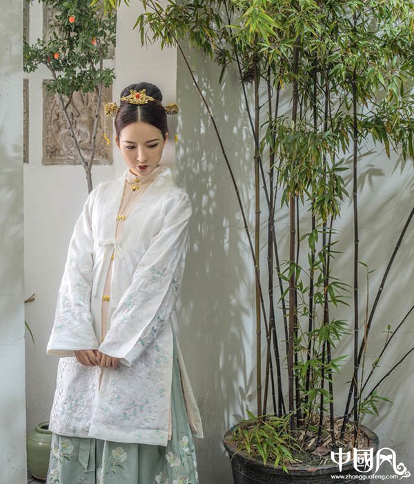 繡花長(zhǎng)褙子襦裙襖裙