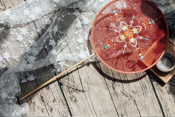 唐風(fēng)胭脂紅長(zhǎng)柄團(tuán)花宮扇