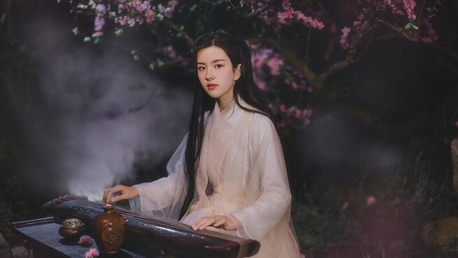 古裝女子攝影照片，桃樹為誰種