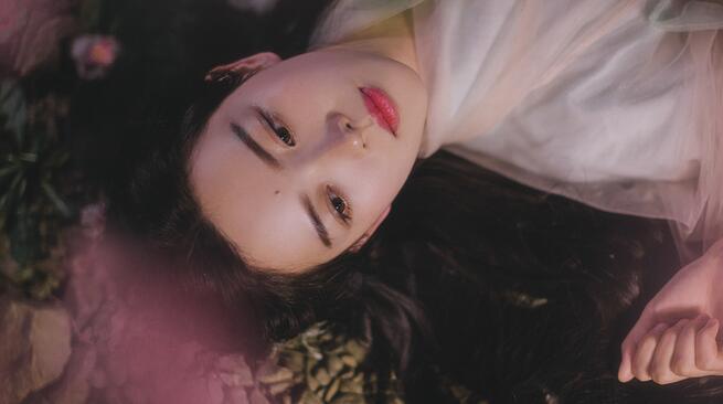 古裝女子攝影照片，桃樹為誰種