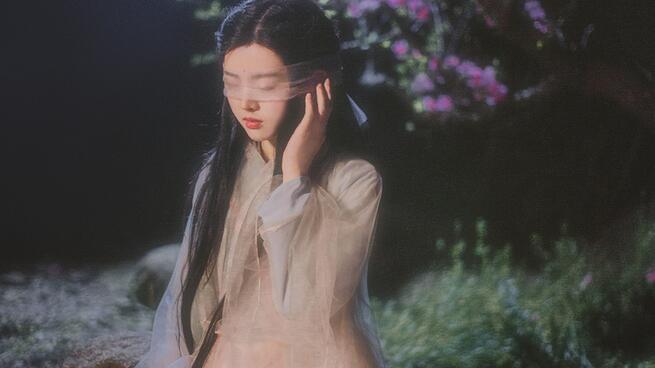 古裝女子攝影照片，桃樹為誰種