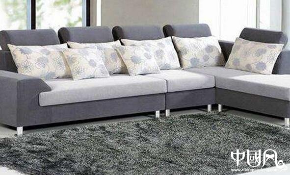 布置出順風(fēng)順?biāo)募揖? src="/wenxue/d/file/bigpic/190405/05/9-1F5061J25EI.jpg" / data-xwsh="DgaYRc"></p>
<p data-4X2h="ahOtLL">
	1、廚房懸掛鏡子的不吉</p>
<p data-3nmG="gnsXmL">
	廚房懸掛鏡子的禁忌之一，就是鏡子不能照到爐火。鏡子若懸掛在爐子后面的墻上，而照到鍋中的食物，傷害更大。此謂之&ldquo;天門火&rdquo;，會使住宅遭受火災(zāi)或不幸。</p>
<p data-A4mP="zTlnFb">
	2、大門直沖廚房不吉</p>
<p data-EKEw="V6D6Il">
	在古籍<<陽宅三要>>中有云：&ldquo;開門見灶，錢財多耗&rdquo;。意思是說爐灶火口對正大門而成一條直線以致有刑克，有此情況的話，則主此家人的財運不吉，有破財之嫌，更會令健康受損。主要注意腸胃病。退一步來說，就算是廚房門與爐灶成直線相沖也是不吉的。</p>
<p data-Vw61="mxFxKX">
	3、冰箱米缸空空如也不吉</p>
<p data-8J3c="gwU02z">
	冰箱不可空空如也，米缸也要隨時補滿，因為這兩張物品與衣食緊密相關(guān)，補滿這兩樣則象征家中衣食無虞。</p>
<p data-KgaW="px7Aym">
	4、廚房懸掛刀具不吉</p>
<p data-wHEV="Heh0l1">
	廚房中的各種菜刀或水果刀不應(yīng)懸掛在墻上，或插在刀架上，應(yīng)該放入抽屜收好;廚房內(nèi)也不應(yīng)懸掛蒜頭、洋蔥、辣椒，因為這些東西會吸收陰氣。</p>
<p data-Hxqx="VdWm21">
	5、爐口向廁所不吉</p>
<p data-Utq2="rpbQk3">
	上面提及，爐灶的火口是要向吉方的，簡單地說是指爐灶是吸納旺氣及吉氣的，如果吸納的是不干凈的東西，不用多說大家都會明白會有什么后果，一會破財，二會令病痛增多。</p>
<p data-eafY="Sm64Dt">
	&nbsp;</p>
<h2 data-xdff="0fUzff">
	五步教你順風(fēng)順?biāo)揖语L(fēng)水布置</h2>
<p style="text-align: center;" data-AasE="vvMmwX">
	<img alt=