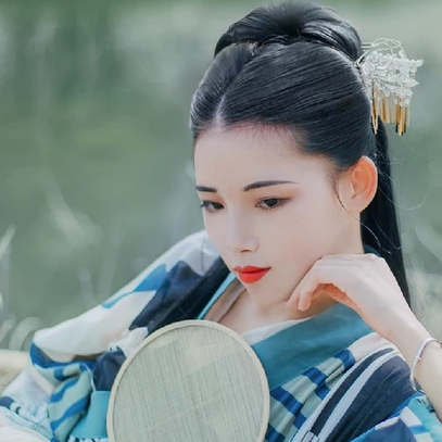 佳人在水持傘女生頭像，唯美古風(fēng)真人頭像