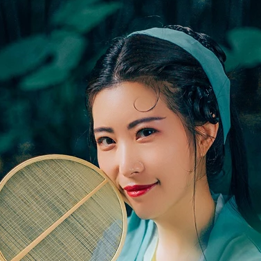 青青帶團(tuán)扇女生頭像，唯美古風(fēng)真人頭像