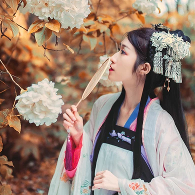 秋意氣質(zhì)帶團扇女生頭像，唯美古風(fēng)真人頭像
