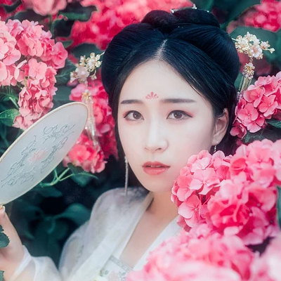花團(tuán)錦簇帶團(tuán)扇女生頭像，唯美古風(fēng)真人頭像