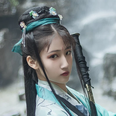 青玉流帶劍少女頭像，唯美古風(fēng)真人頭像