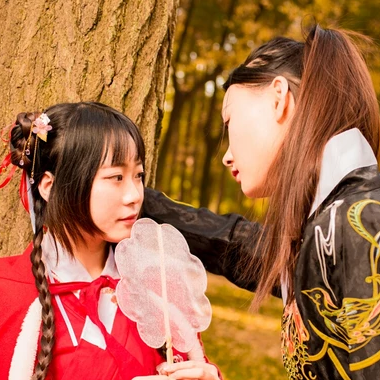 銀杏紅衣閨蜜頭像，唯美古風(fēng)真人頭像