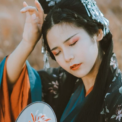 蘆葦飄揚女生頭像，唯美古風(fēng)真人頭像