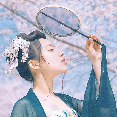 漫櫻少女心帶團(tuán)扇女生頭像，唯美古風(fēng)真頭像