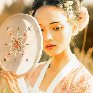 淡雅文藝帶團扇女生頭像，唯美古風真人頭像