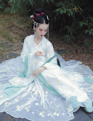 精美繡花漢服，端莊大氣漢服