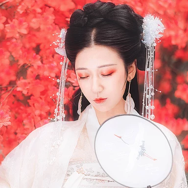 楓葉白衣帶團(tuán)扇女生頭像，唯美古風(fēng)真人頭像