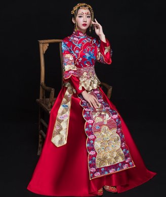 古典花紋刺繡中式禮服，新娘結(jié)婚禮服