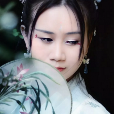 竹林帶團(tuán)扇女生頭像，唯美古風(fēng)真人頭像