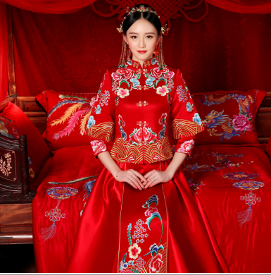 花團(tuán)錦簇中式禮服，新娘結(jié)婚禮服