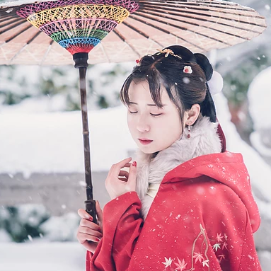 身紅披風(fēng)持傘賞雪女生頭像，唯美古風(fēng)真人頭像