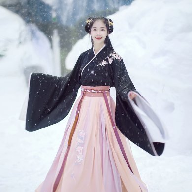 折扇刺繡大袖交領襦裙?jié)h服，端莊牡丹繡花漢服