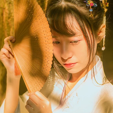 秋藝帶折扇女生頭像，唯美古風(fēng)真人頭像
