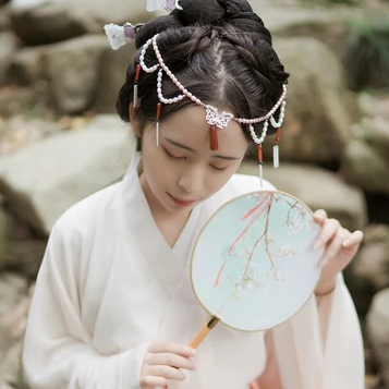 楓葉帶團(tuán)扇女生頭像，唯美古風(fēng)真人頭像