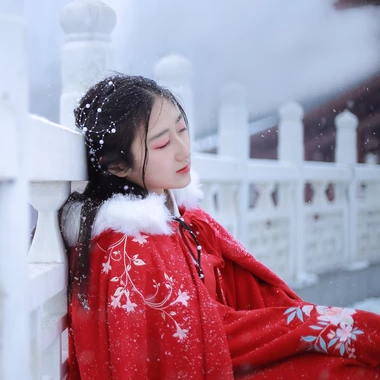 雪飄飄紅衣帶傘女生頭像，唯美古風真人頭像
