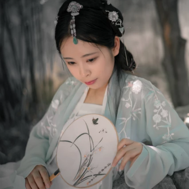 淡雅帶傘團(tuán)扇女生頭像，唯美古風(fēng)真人頭像