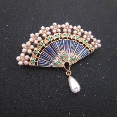 家佳樂文學(xué)扇子烤漆珍珠水鉆復(fù)古鏤空胸針