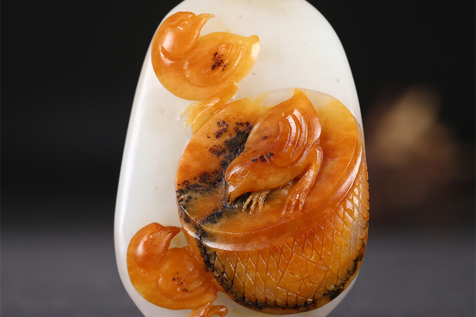 俏雕十二生肖雞掛件，和田玉黃皮籽料