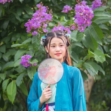 藍衣帶團扇女生頭像，唯美古風女子真人頭像