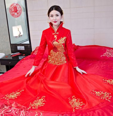 孔雀亮片繡花中式禮服，唯美新娘結(jié)婚禮服