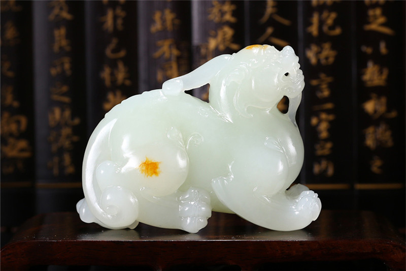 貔貅和田玉手把件，天然籽料真皮手玩件