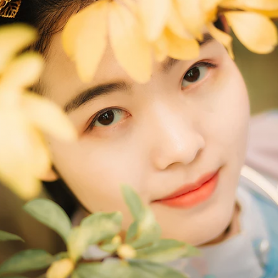 秋風(fēng)帶團(tuán)扇少女頭像，唯美古風(fēng)真人頭像