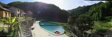 秘境民宿，倒影空寂山谷的一輪明鏡